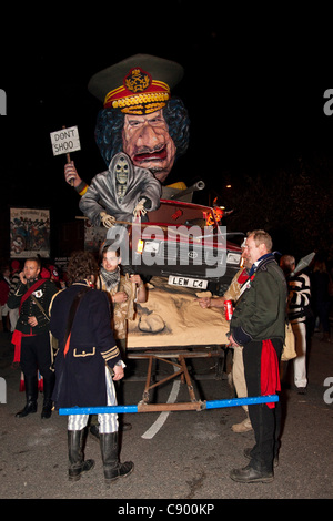 Un gigante effigie dell'ex dittatore libico Muammar Gheddafi è portata in processione attraverso le strade di Lewes durante l annuale di Guy Fawkes Night (Notte dei falò) Celebrazioni, Lewes, Regno Unito, 5 novembre 2011. Questo è il più grande di Guy Fawkes celebrazioni di notte in Gran Bretagna con fino a 70.000 prendendo parte Foto Stock