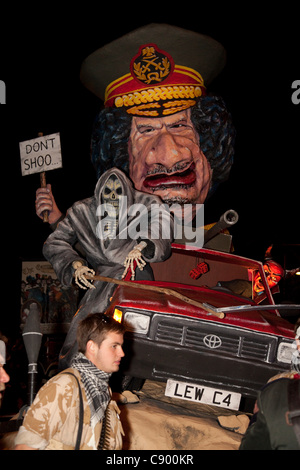 Un gigante effigie dell'ex dittatore libico Muammar Gheddafi è portata in processione attraverso le strade di Lewes durante l annuale di Guy Fawkes Night (Notte dei falò) Celebrazioni, Lewes, Regno Unito, 5 novembre 2011. Questo è il più grande di Guy Fawkes celebrazioni di notte in Gran Bretagna con fino a 70.000 prendendo parte Foto Stock