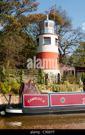 Il Monton Faro (un costruito privatamente follia) e narrowboat Bridgewater Canal a Monton, Salford, Manchester, Inghilterra, Regno Unito Foto Stock