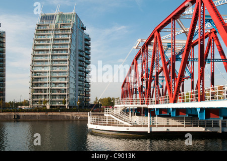 La NV blocchi di appartamenti e il Ponte di Detroit, Huron bacino, Salford Quays, Manchester, Inghilterra, Regno Unito Foto Stock