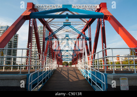 Il ponte di Detroit, tra Huron e bacini di Erie, Salford Quays, Manchester, Inghilterra, Regno Unito. Precedentemente noto come una linea ferroviaria ponte girevole. Foto Stock