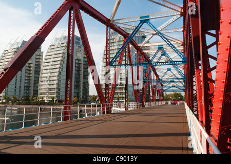 La NV appartamento isolati dal Ponte di Detroit, Huron bacino, Salford Quays, Manchester, Inghilterra, Regno Unito Foto Stock