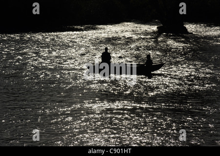 Pesca al salmone da una barca con ghillie, sul fiume Tweed a Kelso, Scozia Foto Stock