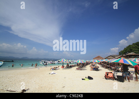 Sulla spiaggia di Ko Khai, una piccola isola corallina vicino a Phuket, Tailandia. Foto Stock