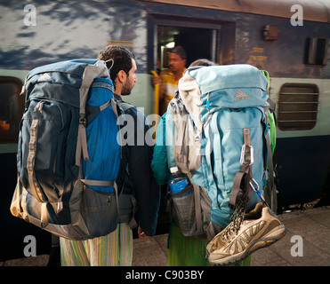 Per Backpackers in attesa di un treno in India Foto Stock