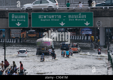 Le inondazioni di creare il caos nel centro cittadino di Bangkok il traffico. Lat Phrao, Bangkok, Thailandia, sabato 5 novembre, 2011. Thailandia sta vivendo la sua peggiore inondazione in più di cinquant'anni. Credito: Kraig Lieb Foto Stock