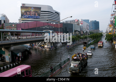 I residenti di Bangkok sono evacuati sul carrello dell'esercito di fronte Central Lat Phrao Shopping Mall. Lat Phrao, Bangkok, Thailandia, sabato 5 novembre, 2011. Thailandia sta vivendo la sua peggiore inondazione in più di cinquant'anni. Foto Stock