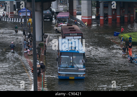 Le inondazioni creano caos nel traffico del centro di Bangkok. Lat Phrao, Bangkok, Thailandia Sabato, 5 novembre 2011. La Thailandia sta vivendo la sua peggiore inondazione in più di 50 anni. © Kraig Lieb Foto Stock