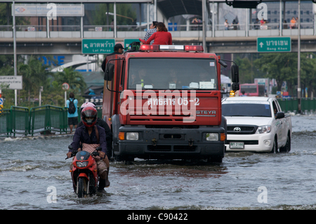 Le inondazioni di creare il caos nel centro cittadino di Bangkok il traffico. Lat Phrao, Bangkok, Thailandia, sabato 5 novembre, 2011. Thailandia sta vivendo la sua peggiore inondazione in più di cinquant'anni. Credito: Kraig Lieb Foto Stock