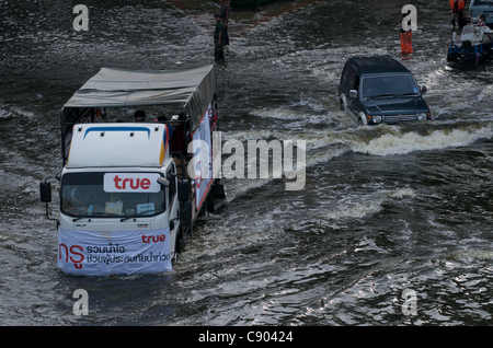 La crisi climatica. Le inondazioni creano il caos nel traffico del centro di Bangkok. Lat Phrao, Bangkok, Thailandia sabato 5 novembre 2011. La Thailandia sta vivendo la sua peggiore inondazione in più di 50 anni. © Kraig Lieb Foto Stock