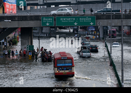 Le inondazioni di creare il caos nel centro cittadino di Bangkok il traffico. Lat Phrao, Bangkok, Thailandia, sabato 5 novembre, 2011. Thailandia sta vivendo la sua peggiore inondazione in più di cinquant'anni. Foto Stock