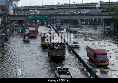 I residenti di Bangkok sono evacuati su army truck in Centrale Phrao Lat. Lat Phrao, Bangkok, Thailandia, sabato 5 novembre, 2011. Thailandia sta vivendo la sua peggiore inondazione in più di cinquant'anni. Foto Stock