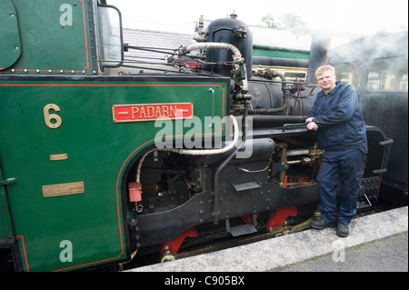 Il driver di 2 piedi 7 pollici. A scartamento ridotto locomotiva a vapore numero 6 "Padarn' con il suo motore a Llanberis station ai piedi del monte Snowdon, Snowdonia, il Galles del Nord. Foto Stock