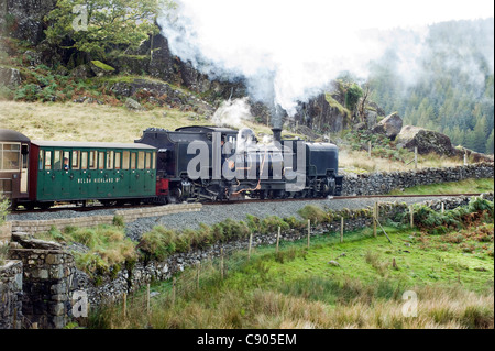 Il Welsh Highland ferrovia che corre da Porthmadog e Caernarfon, Snowdonia, Galles del Nord, Regno Unito. Foto Stock