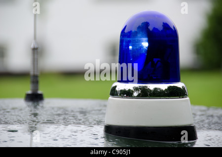 Polizia blu luce che risplende su una vecchia auto della polizia in Danimarca Foto Stock