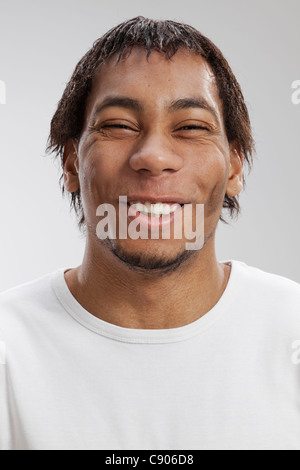 Sorridente dark scuoiati uomo, ritratto maschile Foto Stock