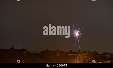 Fuochi d'artificio sopra le case di Londra il 5 novembre 2011 Foto Stock