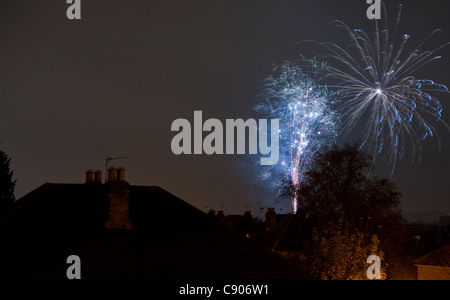 Fuochi d'artificio sopra le case di Londra il 5 novembre 2011 Foto Stock