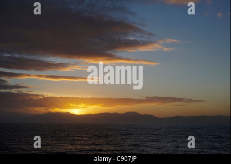 Tramonto su Isola del Sud Marlborough Sounds dallo stretto di Cook, Nuova Zelanda Foto Stock