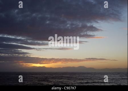 Tramonto su Isola del Sud Marlborough Sounds dallo stretto di Cook, Nuova Zelanda Foto Stock