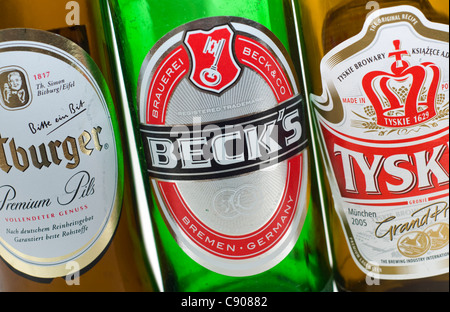 Close-up di tre le bottiglie da birra vuote Foto Stock
