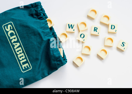 Piastrelle di Scrabble e la busta in dotazione con il gioco Foto Stock