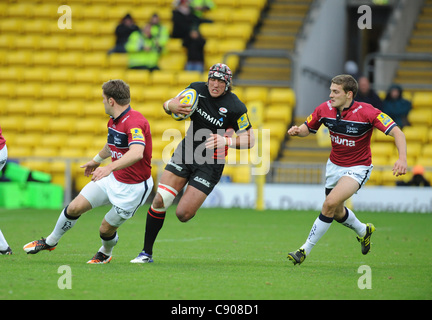 06.11.2011 Watford, Inghilterra. Jacques Burger (il flanker) in azione durante la Aviva Premiership gioco tra i saraceni e vendita degli squali. Foto Stock