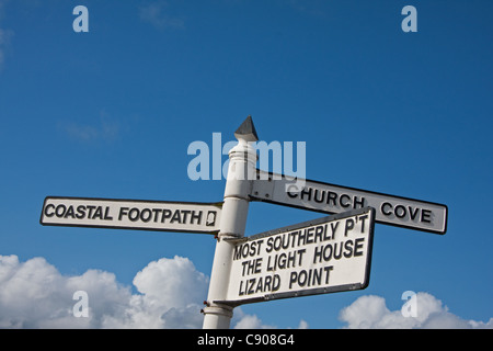Signpost pointing the directions to various places at The Lizard, Cornwall Foto Stock