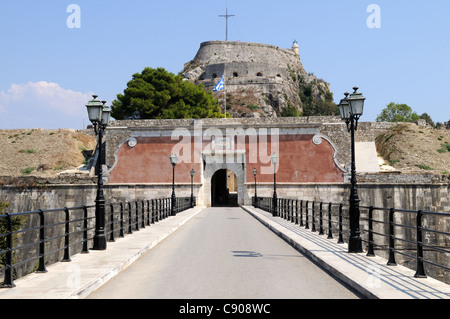 L'ingresso alla vecchia fortezza veneziana la citta di Corfu Corfu Grecia Foto Stock