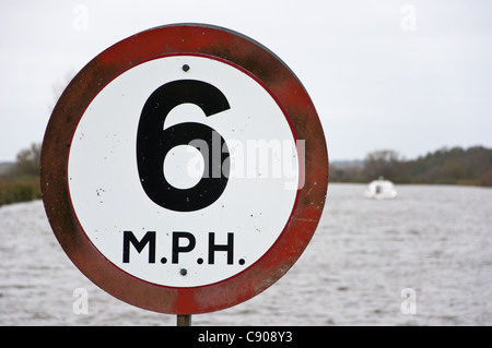 6 MPH segnale di limite di velocità y vengono fiume Norfolk Broads Foto Stock