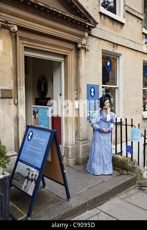 Bagno, Somerset, Inghilterra, Regno Unito, Gran Bretagna. La Jane Austen Centre con realismo la figura in costume al di fuori Foto Stock