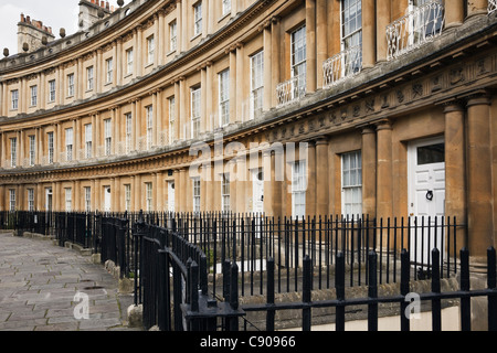 Xviii secolo crescent con Georgiani terrazzati case di città con ringhiere in metallo nella parte anteriore. Il Circus, bagno, Somerset, Inghilterra, Regno Unito, Gran Bretagna Foto Stock