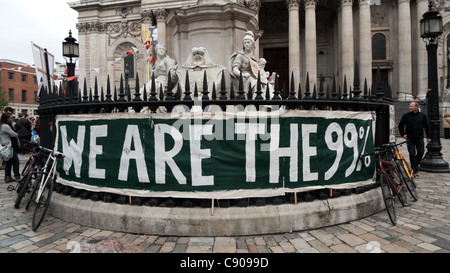 Noi siamo il 99% segno ad occupare Londra dimostrazione esterna Cattedrale di San Paolo a Londra Inghilterra Ottobre 2011 KATHY DEWITT Foto Stock