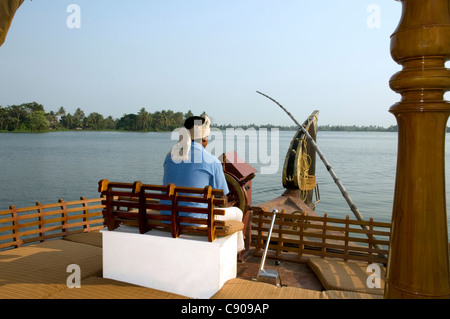 Skipper per la sterzatura del Kettuvallam,house boat in Kerala Backwaters presso il Lago Vembanad, India Foto Stock