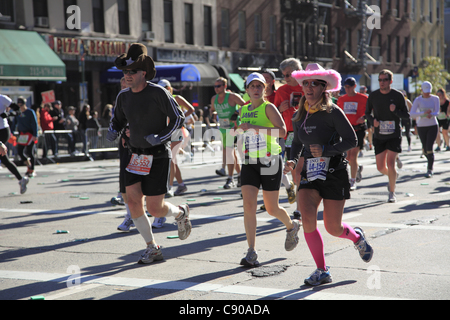 Domenica 6 novembre 2011 New York City Marathon Guide sul 1° Avenue Upper East Side di Manhattan a New York City. La 26.2 miglio marathon copre cinque bouroughs di New York City. Quarantunesima edizione annuale di ING New York City Marathon. Foto Stock