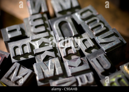 Alfabeto, antiquariato, disponendo, sfondi, blocco, caratteri, freddo, ammaccato, sporchi, fonte, inchiostro, Lettera, letterform, la stampa tipografica Foto Stock