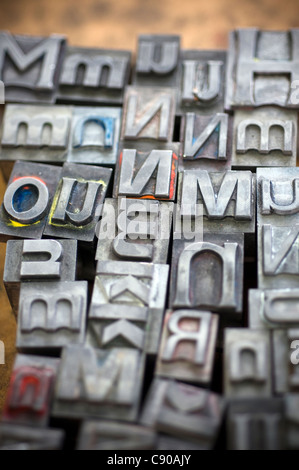 Alfabeto, antiquariato, disponendo, sfondi, blocco, caratteri, freddo, ammaccato, sporchi, fonte, inchiostro, Lettera, letterform, la stampa tipografica Foto Stock