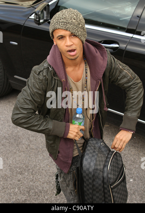 Londra, UK, 06/11/2011 Aston Merrygold da boyband JLS è visto arrivare al live X Factor mostra a Londra Foto Stock