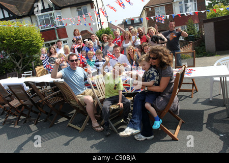 Bambini e famiglie godendo di un Royal Wedding street party in Brighton, East Sussex, Regno Unito. Foto Stock