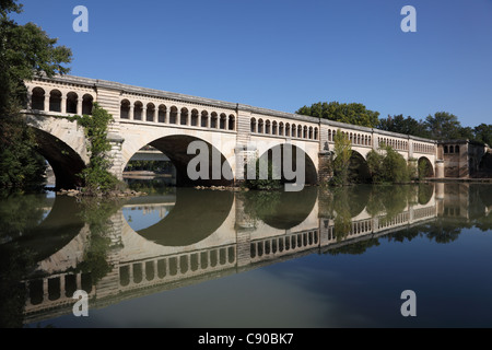 Il Canal du Midi di attraversare il fiume Orb in Beziers, Francia Foto Stock