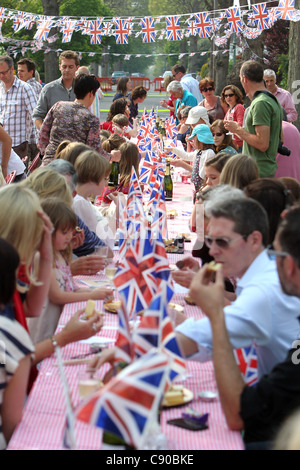 Bambini e famiglie godendo di un Royal Wedding street party in Brighton, East Sussex, Regno Unito. Foto Stock