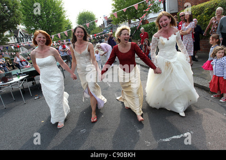 Quattro signore godendo di un Royal Wedding street party in Brighton, East Sussex, Regno Unito. Foto Stock