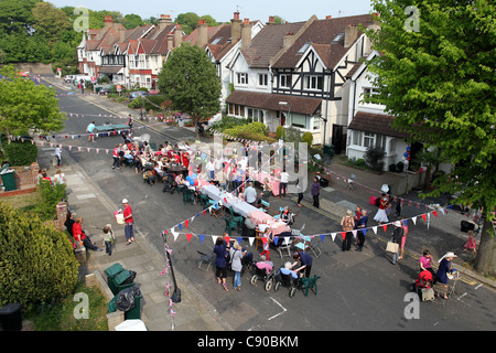 Bambini e famiglie godendo di un Royal Wedding street party in Brighton, East Sussex, Regno Unito. Foto Stock