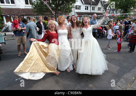 Quattro signore godendo di un Royal Wedding street party in Brighton, East Sussex, Regno Unito. Foto Stock