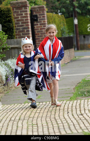 Bambini e famiglie godendo di un Royal Wedding street party in Brighton, East Sussex, Regno Unito. Foto Stock