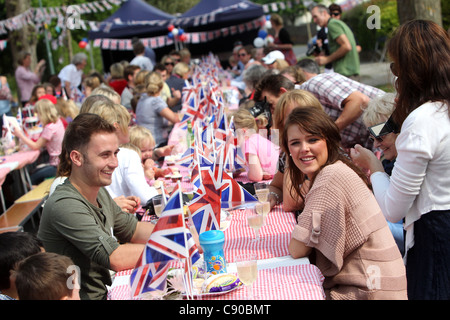 Bambini e famiglie godendo di un Royal Wedding street party in Brighton, East Sussex, Regno Unito. Foto Stock