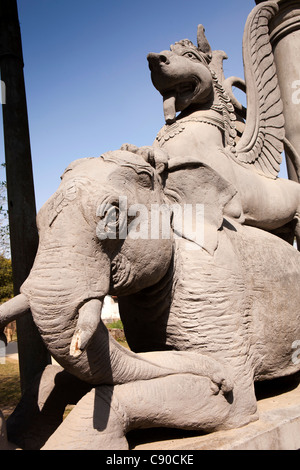 India, Assam, Majuli Island, Garamur village, elefante e Tarkshya cavallo alato scultura fuori satra monastero Foto Stock