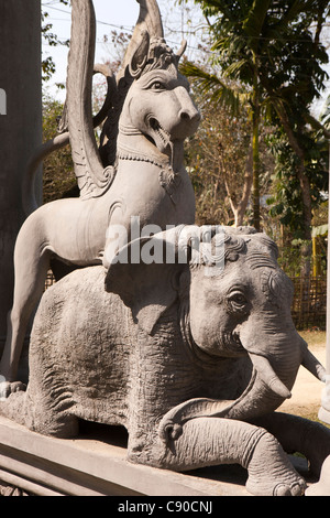 India, Assam, Majuli Island, Garamur village, elefante e Tarkshya cavallo alato scultura fuori satra monastero Foto Stock