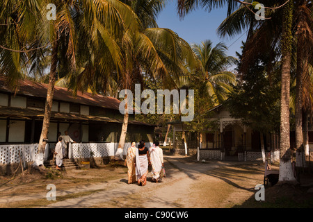 India, Assam, Majuli Island, donne Indù in sari, passeggiate a Satra (monastero) tempio Foto Stock