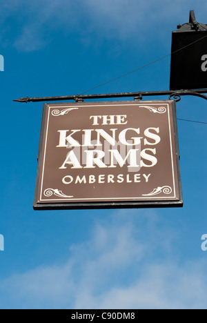 Il Kings Arms public house nello storico villaggio di ombersley in worcestershire Foto Stock